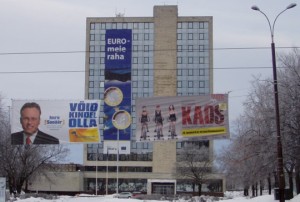 REFORM TOOB KAOSE: Imre Sooääre (Ref) )valimisplakat „Võid kindel olla" Rahandusministeeriumi juures sobib kokku reklaamiga „Euro - meie raha" ja etenduse „Kaos" kuulutusega. Foto: Virgo Kruve