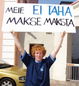 29. juuli 2003. Madis Kübar plakatiga Toompeal