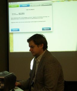 Riigi Valimisteenistuse juht Priit Vinkel katsetab e-valimist 2015. aastal. Foto Virgo Kruve